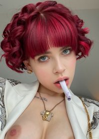 Тигренок сосет писю